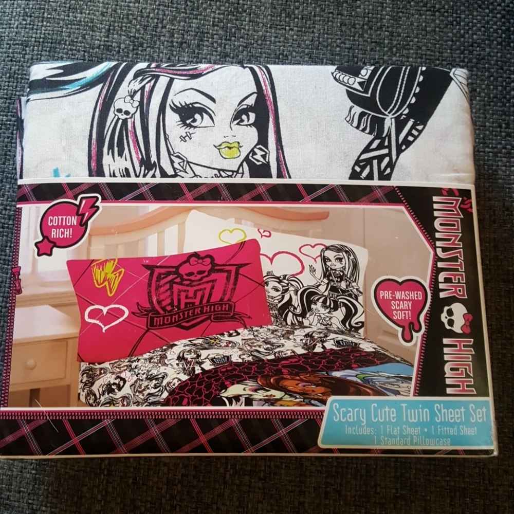 SALE! Scary cute twin sheet set.